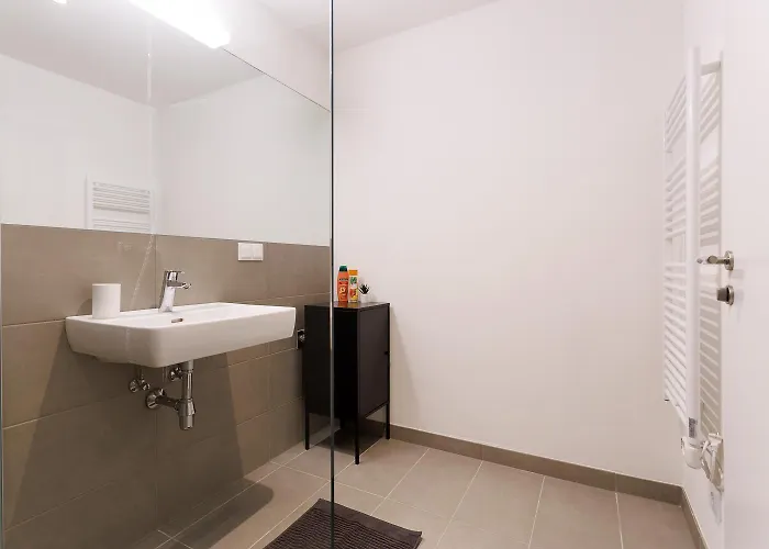 Modern With Free Parking *
